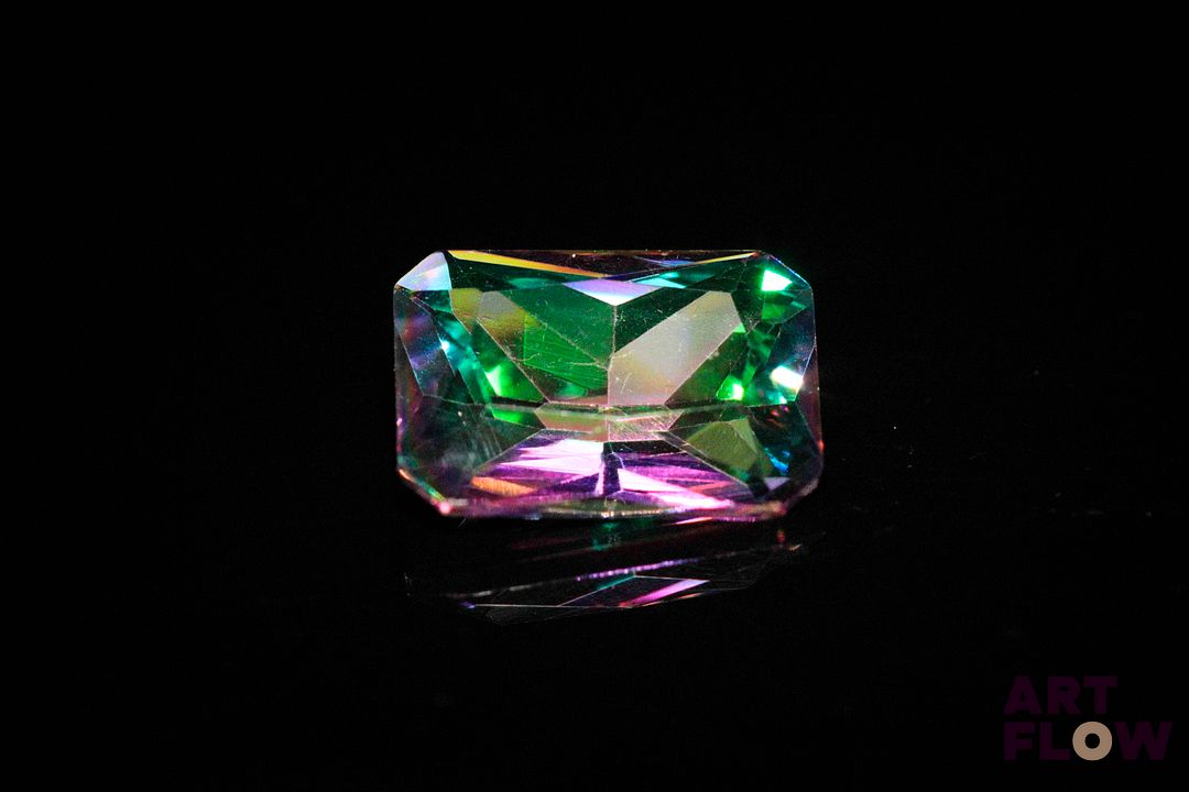 Topaze «Mystique» rectangulaire à pans coupés. Traitement de surface. 4.58 cts. 14.0mm x 10.0mm