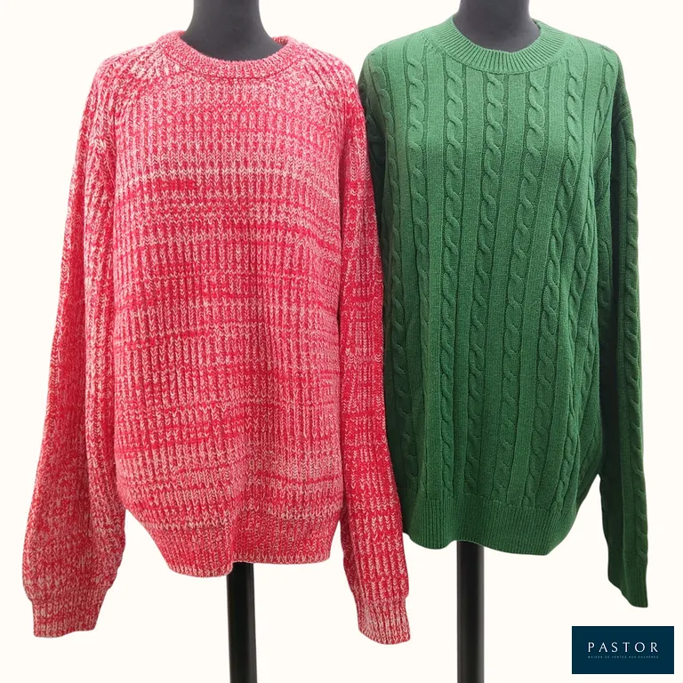 FURSAC HOMME. Lot composé de 2 pulls col rond, T.XL, comprenant un modèle à maille torsadée en laine et coton vert anglais, et un modèle en laine bicolore. NEUFS avec étiquettes - TVA Récupérable