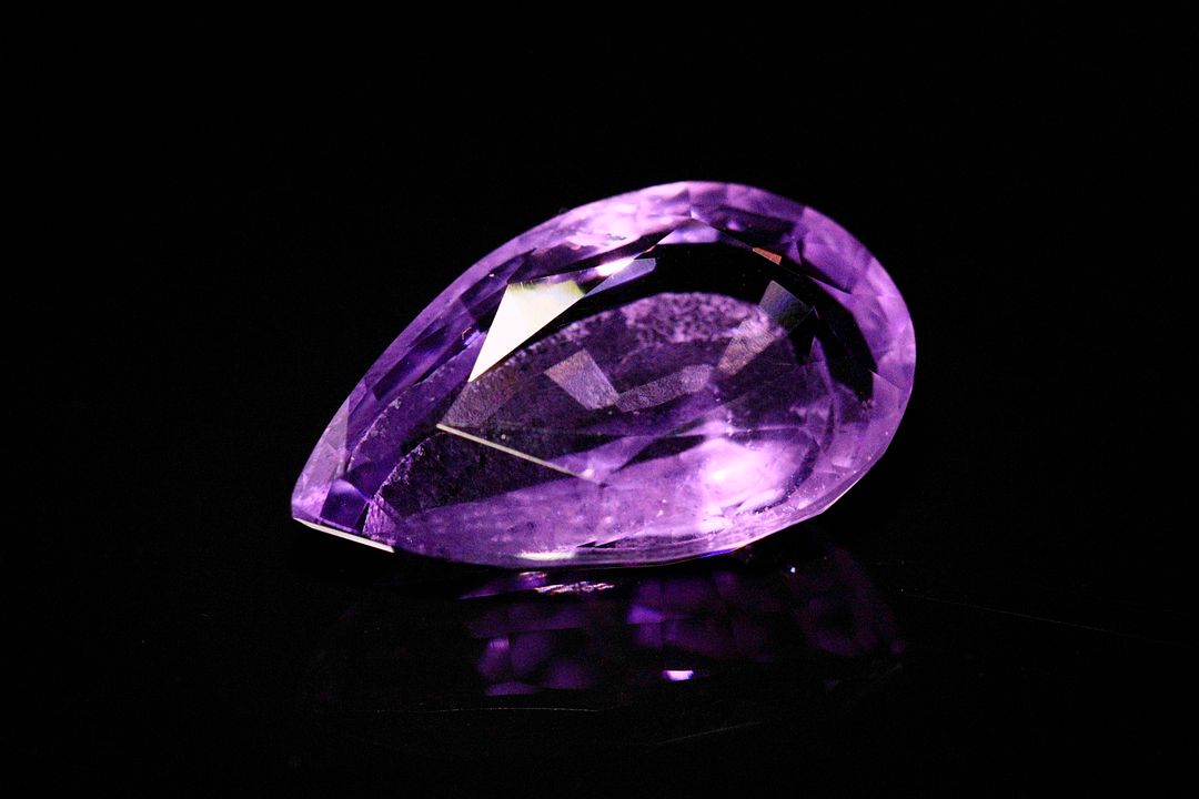 Améthyste poire. Non chauffée. 13.18 cts. 21.2mm x 13.0mm