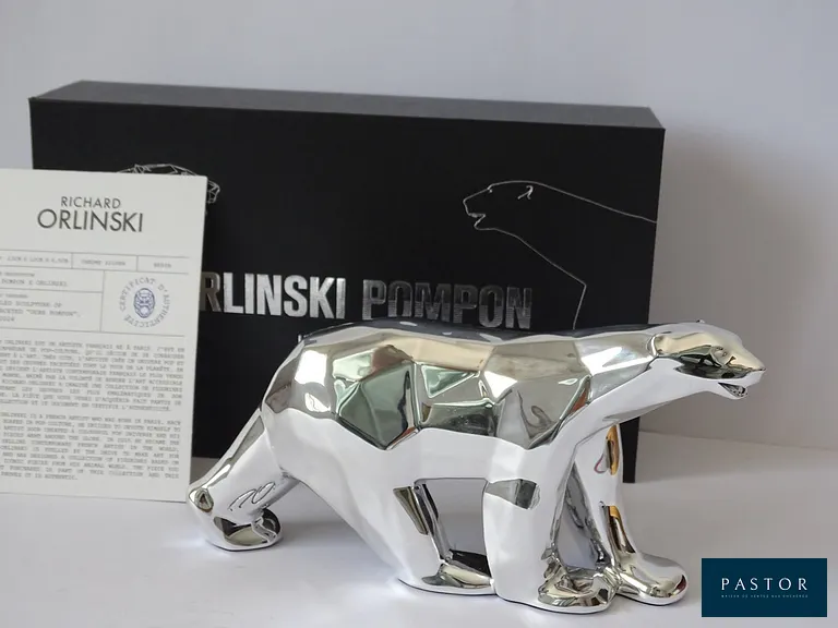 Richard Orlinski
L'ours Pompon x Orlinski (Argent mat)

Sculpture en résine,
dans sa boîte d'origine, avec certificat d'authenticité.
Signature gravée de Richard Orlinski et Pompon
Édition limitée

Dimensions : 23 x 12 x 4,5 cm
Poids : 1,9 kg (emballage compris)

Une face lisse, l'autre à facettes, cette réinterprétation audacieuse de l'ours iconique fusionne à la perfection tradition et modernité.


Expédition obligatoire, jusqu'à 5 Lithographies dans votre colis pour 14,76€ TTC en France Métropolitaine, et 29,64€ TTC pour l'Europe