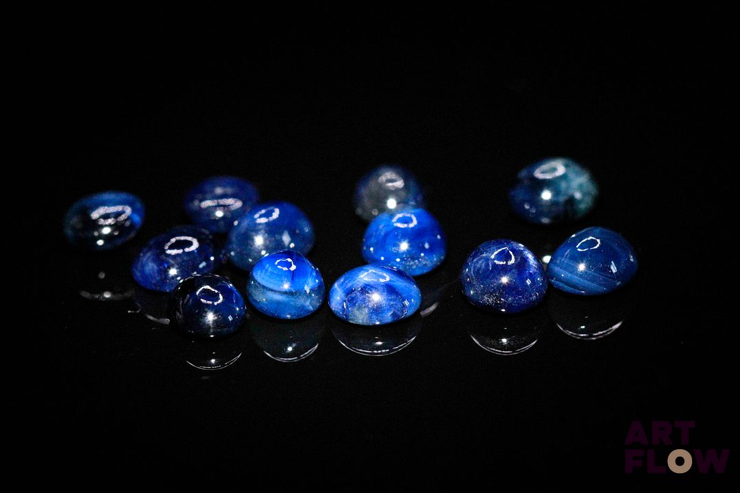 Douze saphirs cabochons ovales. 9.40 cts. Dims. moy.: 6.0mm x 4.5mm