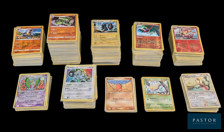 Ensemble de plus de 1500 cartes Pokémon - Raretés diverses : Communes, Peu communes, Holographiques, Reverses, Ultra Rare.
Divers blocs de série allant de Wizards à Épée & Bouclier.
État global Bon - Très bon, en français.