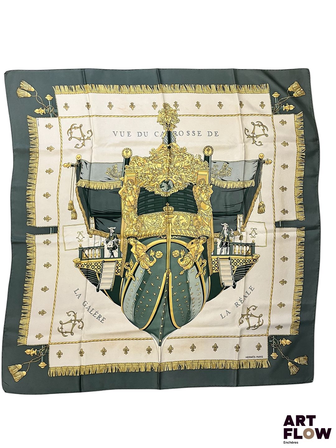 HERMÈS Paris Carré en twill de soie "Vue du carosse de la galère la Réale" 90 x 90 cm dans sa boîte. Petites traces et tâches.