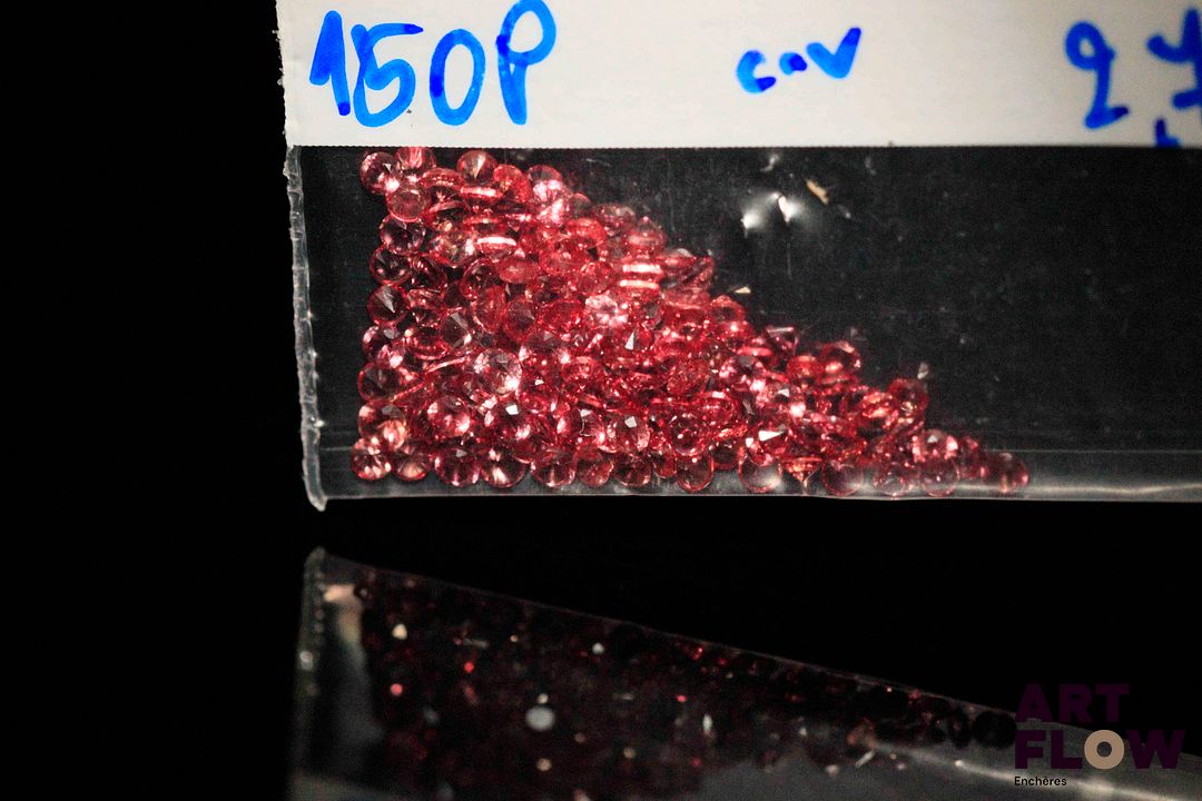 Cent cinquante saphirs roses ronds. Jolie couleur. 2.71 cts. Diam. moy.: 1.5mm