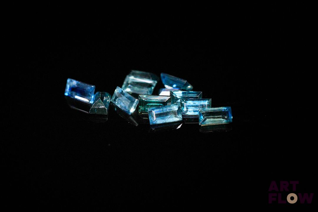 Douze saphirs bleus verts baguettes. 2.20 cts. Dims. moy.: 4.0mm x 2.0mm
