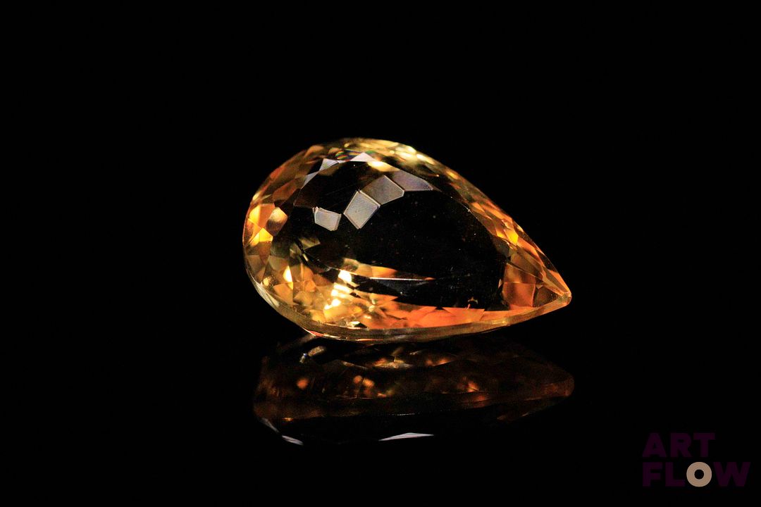 Citrine poire. Probablement Brésil, VVS, non chauffée. 15.70 cts. 21.0mm x 14.0mm