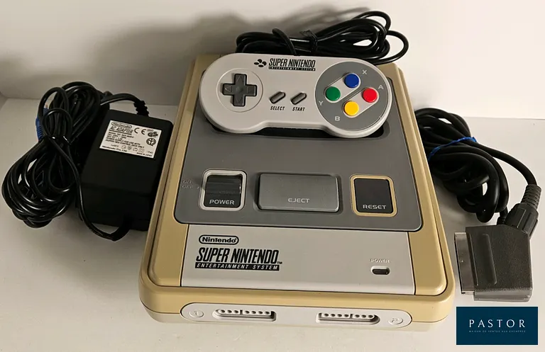 NINTENDO. SUPER NES. Console Super Nes avec 1 manette, péritel et alimention officielles.Model SNSP 001-A FRA. Sortie : 1992