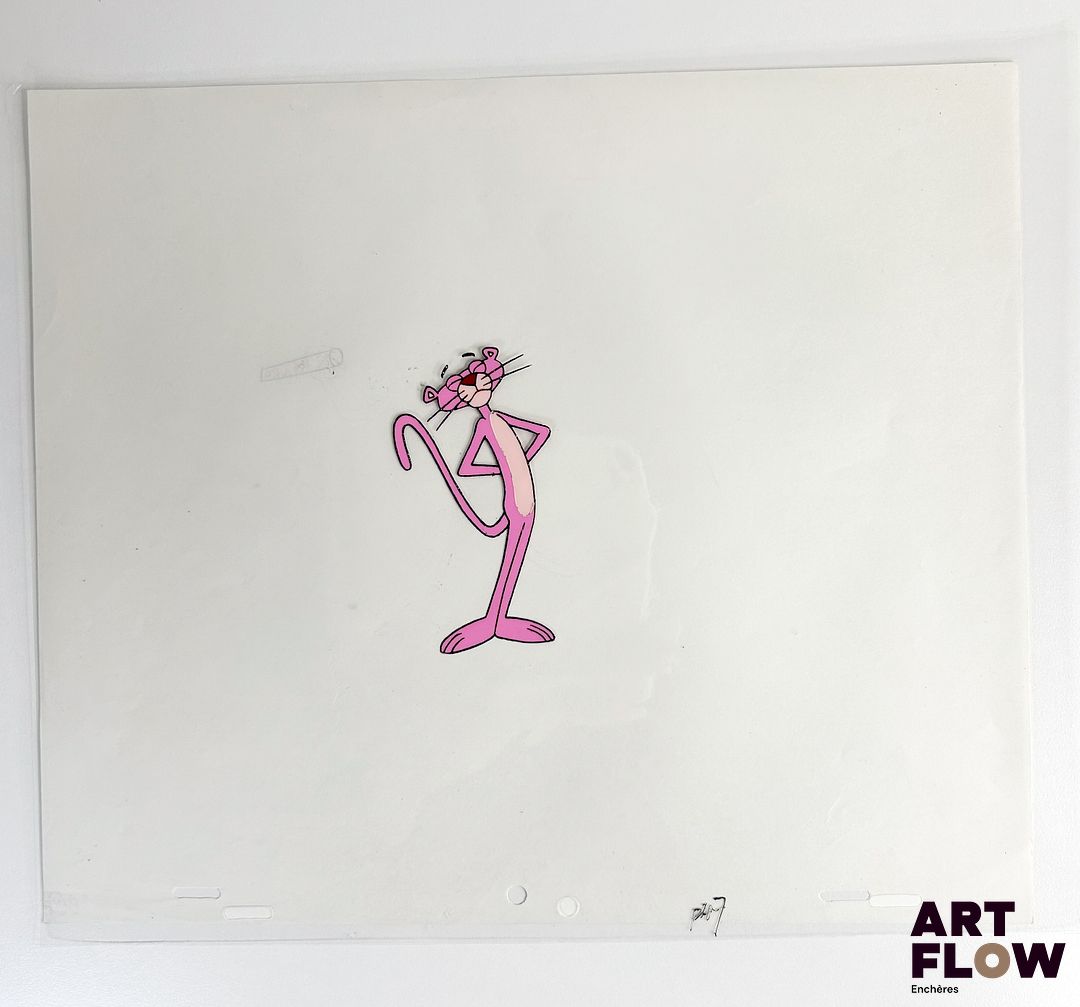 La Panthère Rose (The Pink Panther) Cellulo à l’encre et à la gouache représentant la Panthère Rose les yeux fermés Animé américain d'après la série créée par Friz Freleng et David DePatie "La Panthère Rose est le personnage principal de son univers animé. C’est une panthère anthropomorphe, élégante et malicieuse, connue pour son calme, son humour subtil et ses situations comiques souvent muettes. Elle se distingue par sa capacité à se sortir habilement de situations absurdes tout en conservant son style raffiné et son charme unique." Dimensions : 27 x 31,5 cm