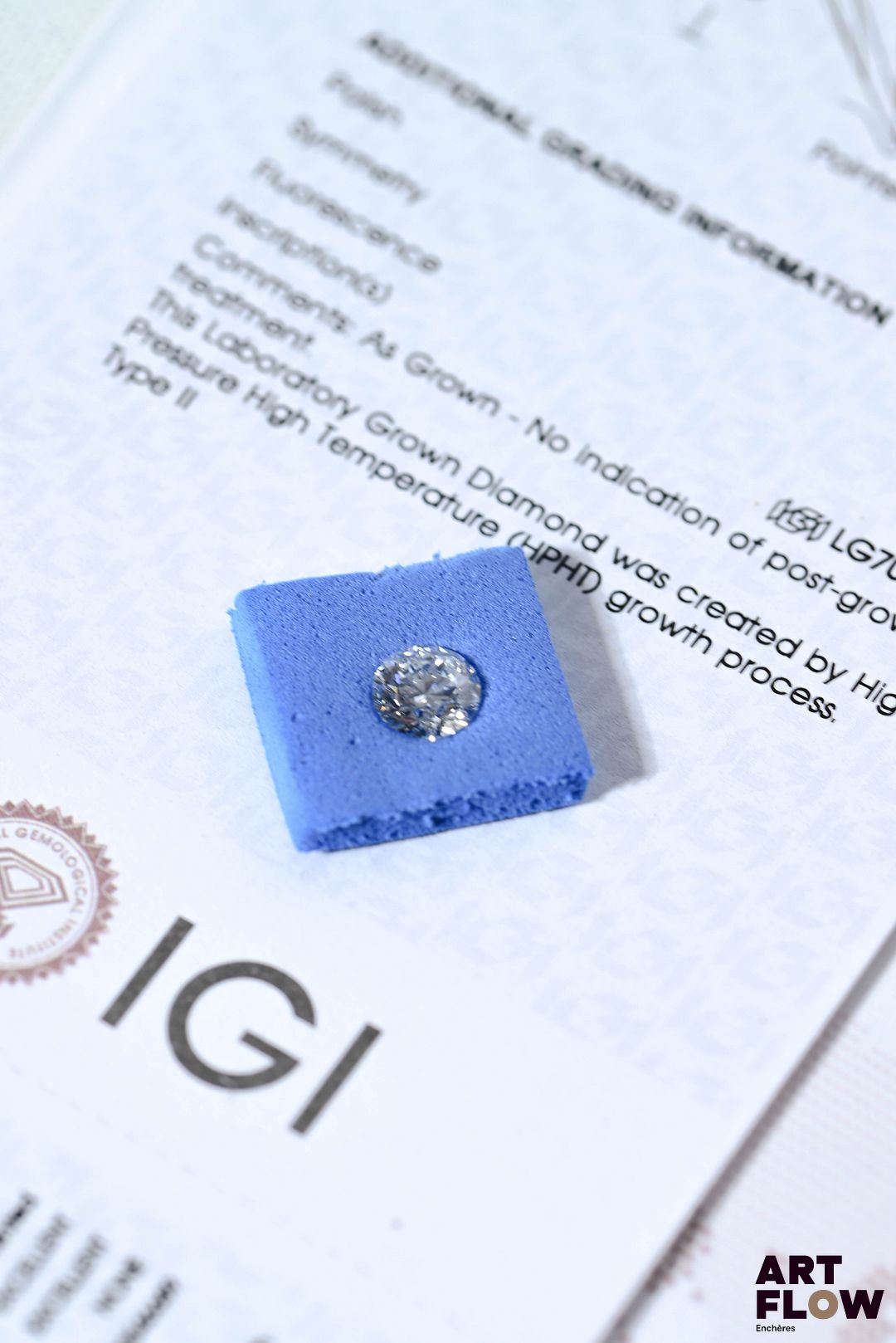 Diamant de synthèse taille ronde de 1.06 carat. Accompagné d'un certificat de laboratoire de l'IGI (international gemological Institute) précisant : Dimensions : 6.46 - 6.52 x 4.03 mm Couleur : D Pureté : VS 1 Qualité de la taille du diamant : Ideal Fluorescence : aucune
