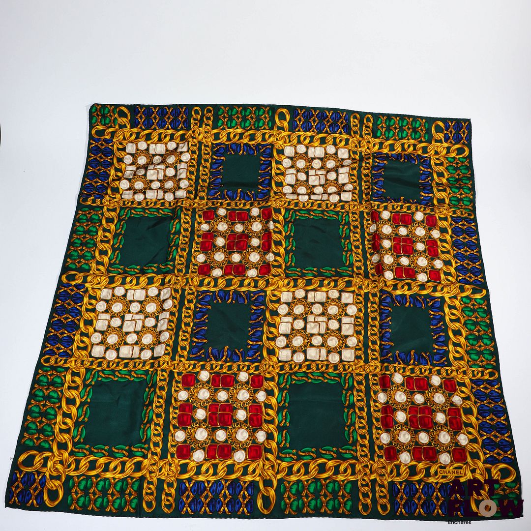 CHANEL Carré en soie mélangée à décor de bijoux Signé 95 x 95 cm Infimes usures d'usage