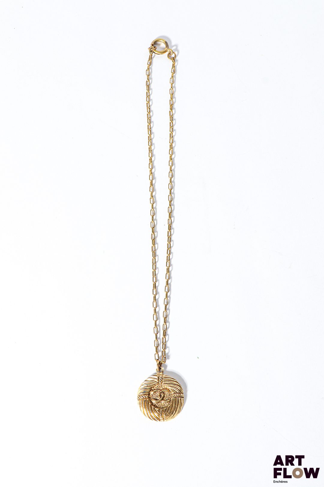 CHANEL Pendentif rond centré du logo CC. Pastille signée au dos. Diam. : 25 mm