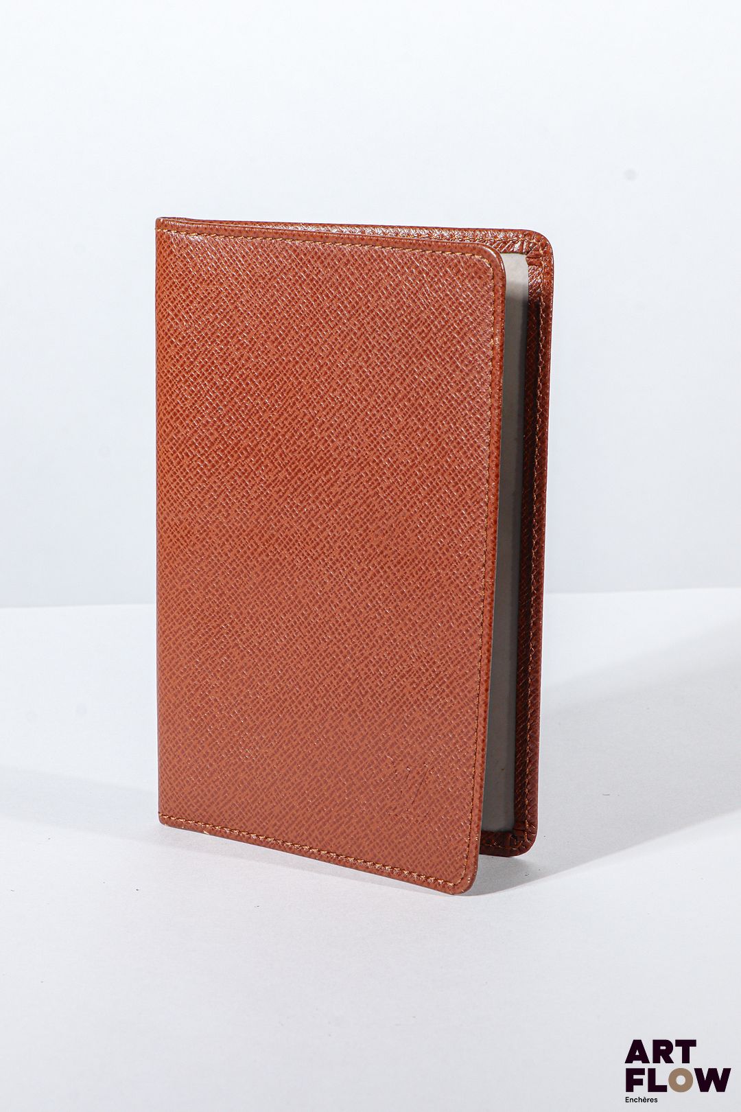 LOUIS VUITTON Protège passeport en cuir saffiano brun. Dimensions : 13 x 9 cm Usures