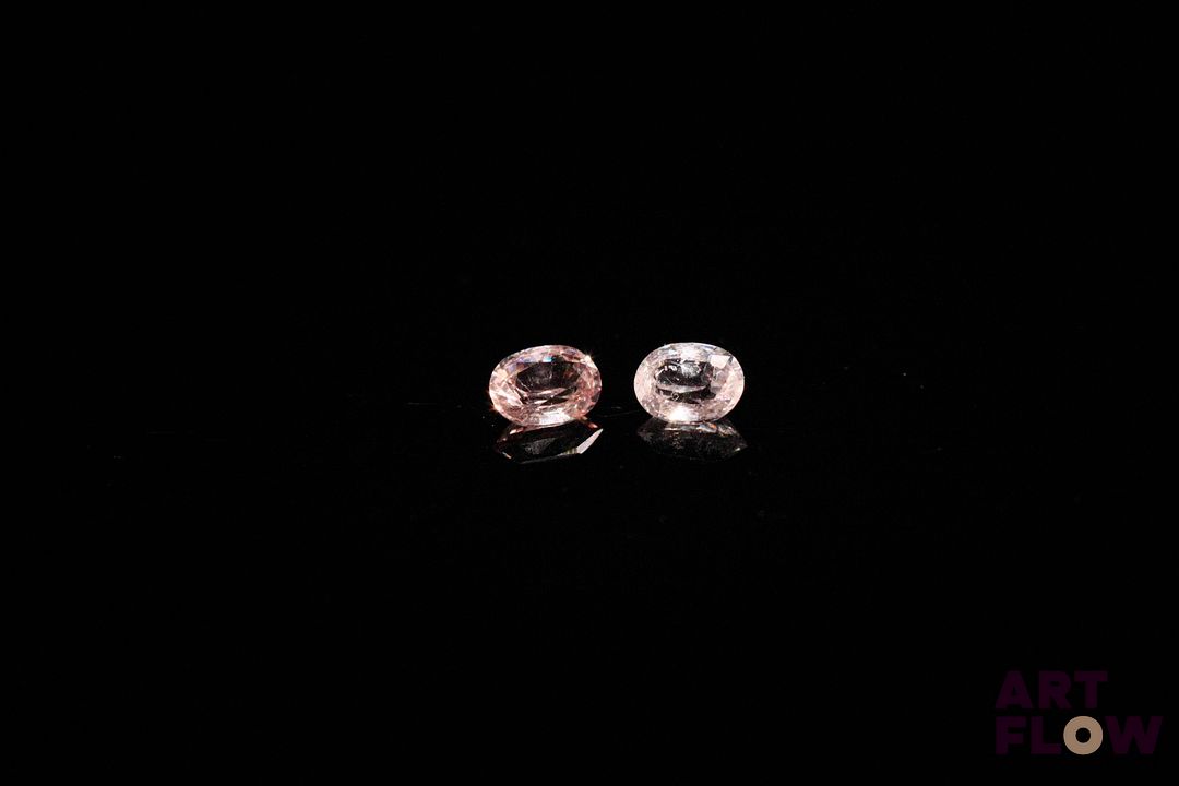 Appairage de spinelles roses ovales. Belle couleur. 0.45 ct. Dims. moy.: 4.0mm x 3.0mm