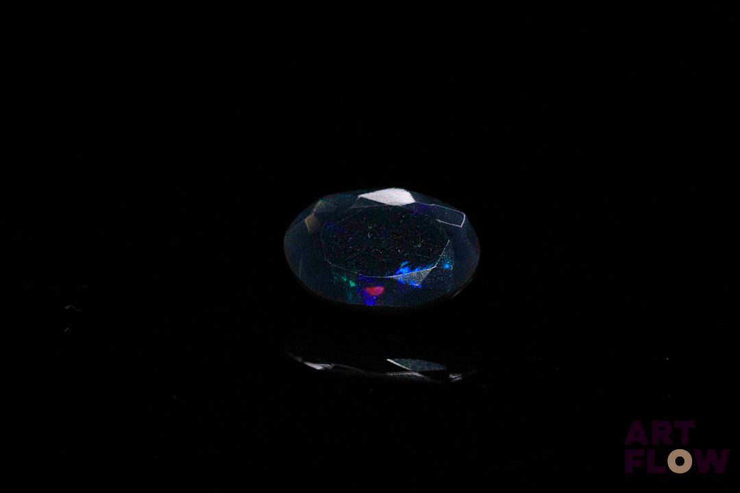 Opale noire ovale. 1.42 ct. 10.5mm x 7.0mm