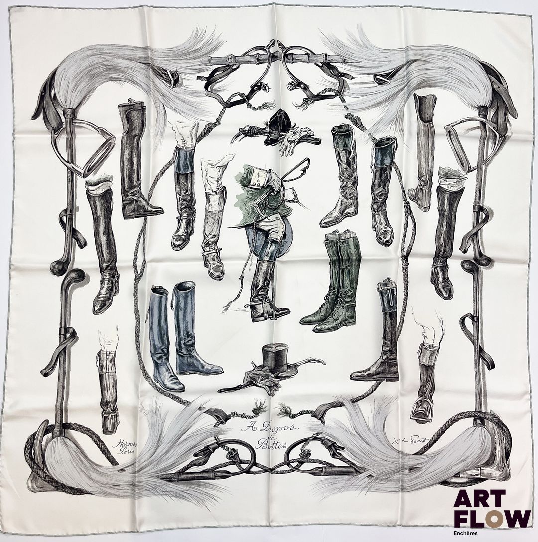 HERMÈS Modèle "A propos de Bottes" Carré en twill de soie d'après Xavier DE PORET 90 x 90 cm Infimes traces. Avec boite Bibliographie : Genevieve Fontan, Carrés d'art, Dictionnaire illustré des carrés Hermès valeur, 2025