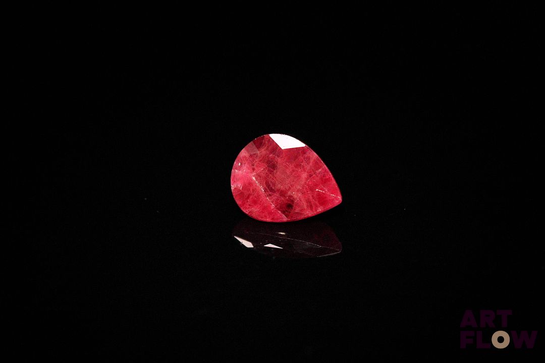 Rubis poire. Jolie couleur. 1.90 ct. 8.8mm x 6.8mm