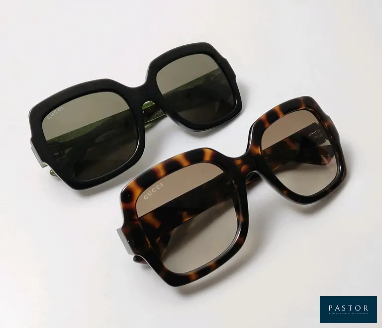 GUCCI. Lot composé de deux paires de lunettes de soleil comprenant un modèle "GG1337S", coloris écaille de tortue, et un modèle "GG0036SN" en acétate noir. Parfait état, modèles pouvant présenter quelques micro-rayures, sans boîte - TVA Récupérable