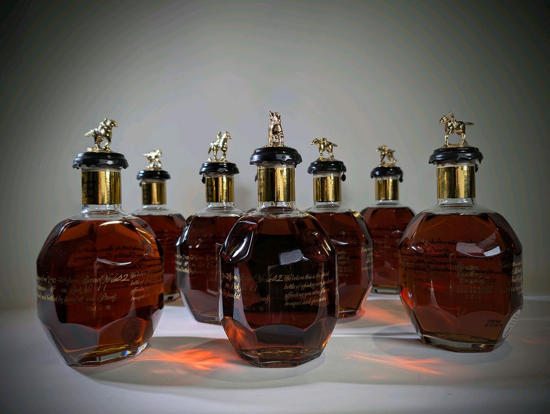 Set Complet de Blanton&rsquo;s Gold (Bouchons B L A N T O N S) Ce set de collection Blanton&rsquo;s Gold est bien plus qu&rsquo;une simple série de bouteilles ; c&rsquo;est un hommage à l&rsquo;histoire du bourbon. Chaque bouteille de cette édition limitée est une expression du savoir-faire exceptionnel de la distillerie Buffalo Trace,8 x70cl