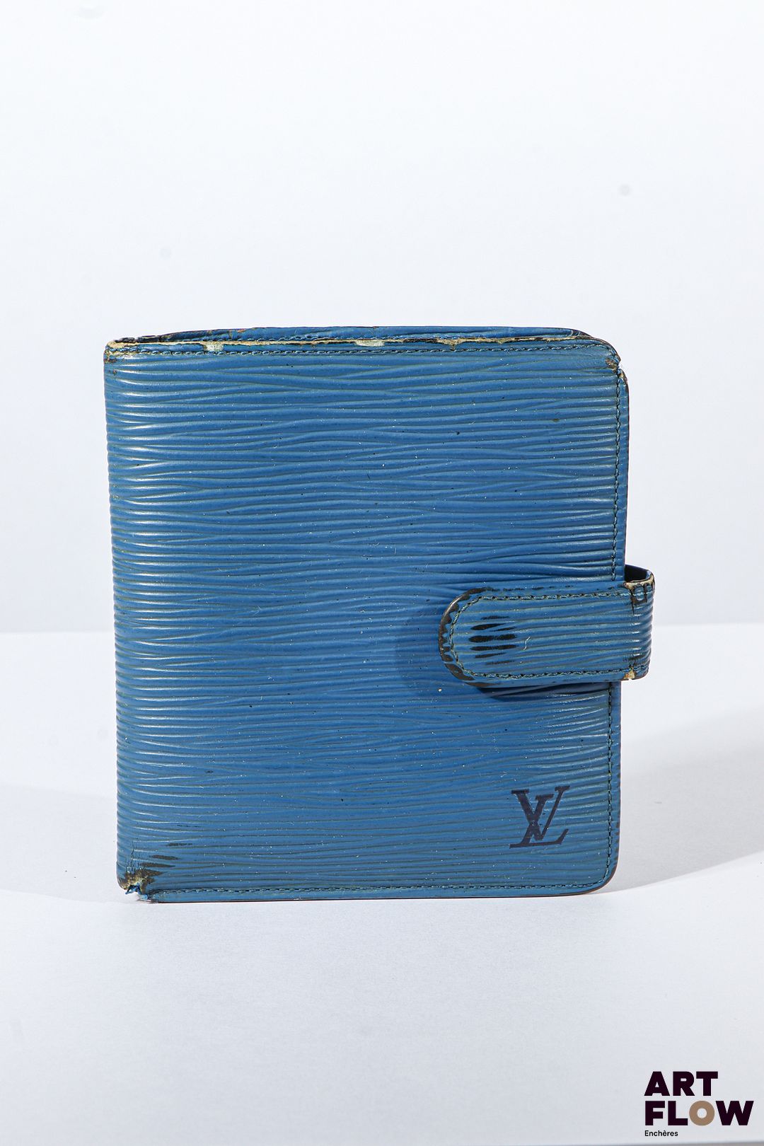 LOUIS VUITTON Porte feuille en cuir épi bleu, fermeture à pression. Dimensions : 12 x 10 cm Usures
