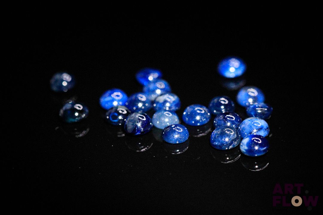 Vingt saphirs cabochons ronds. 6.10 cts. Diam. moy.: 4.0mm