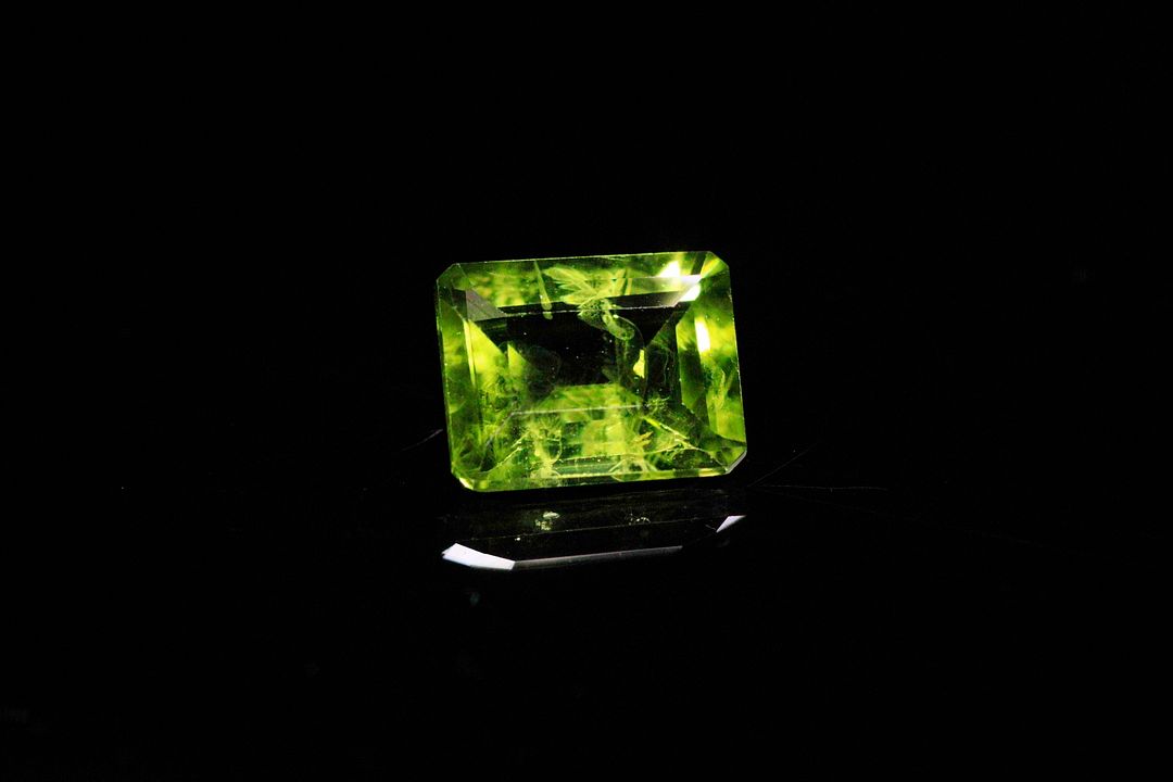 Péridot rectangulaire à pans coupés. Belle couleur. 3.71 cts. 8.0mm x 10.0mm