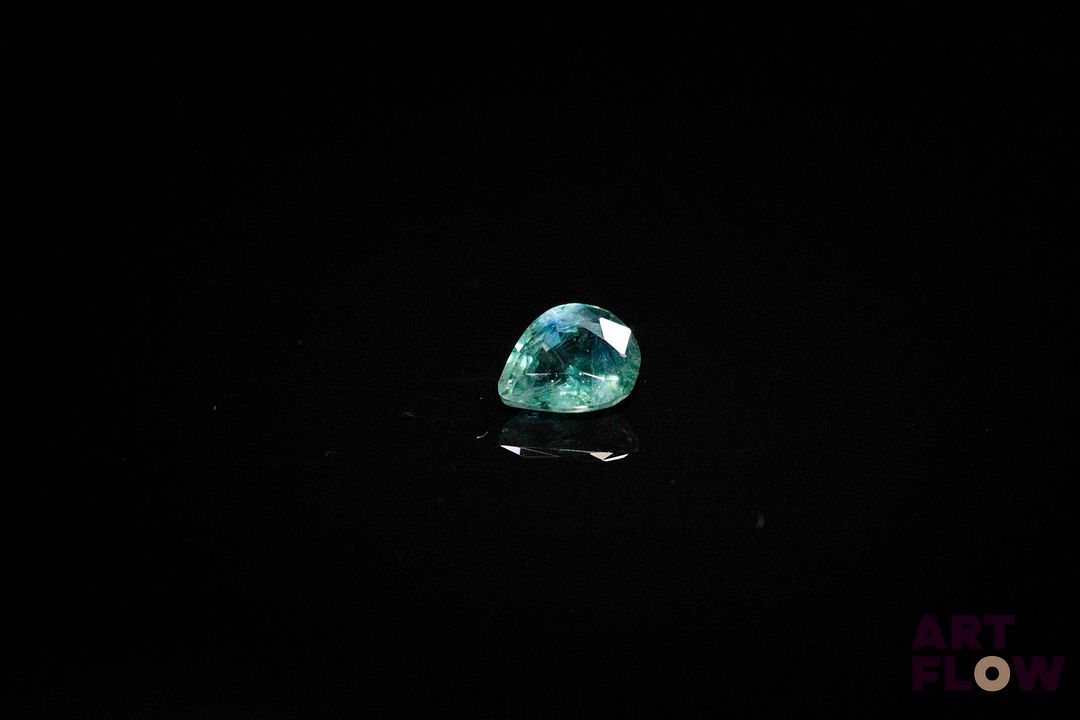 Saphir bleu vert poire. Inclusions. 0.63 ct. 5.8mm x 5.0mm