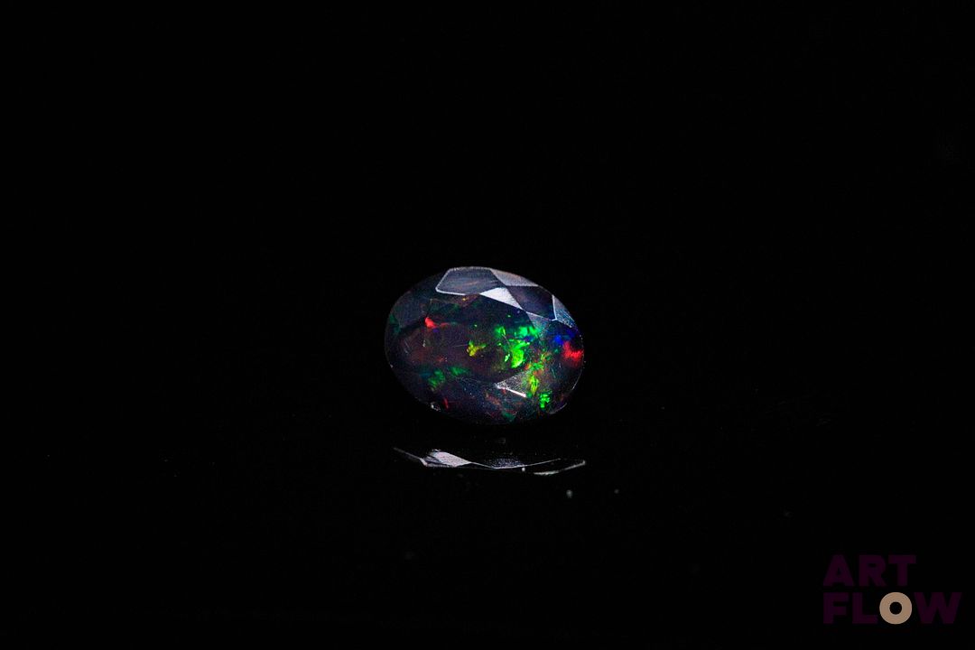 Opale facettée noire ovale. Beaux éclats de couleur. 1.33 ct. 10.0mm x 8.2mm