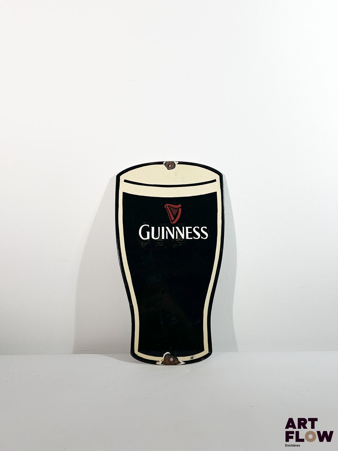 Plaque émaillée Guinness Dimensions : 43 x 24 cm Petits éclats et traces de rouille - moderne