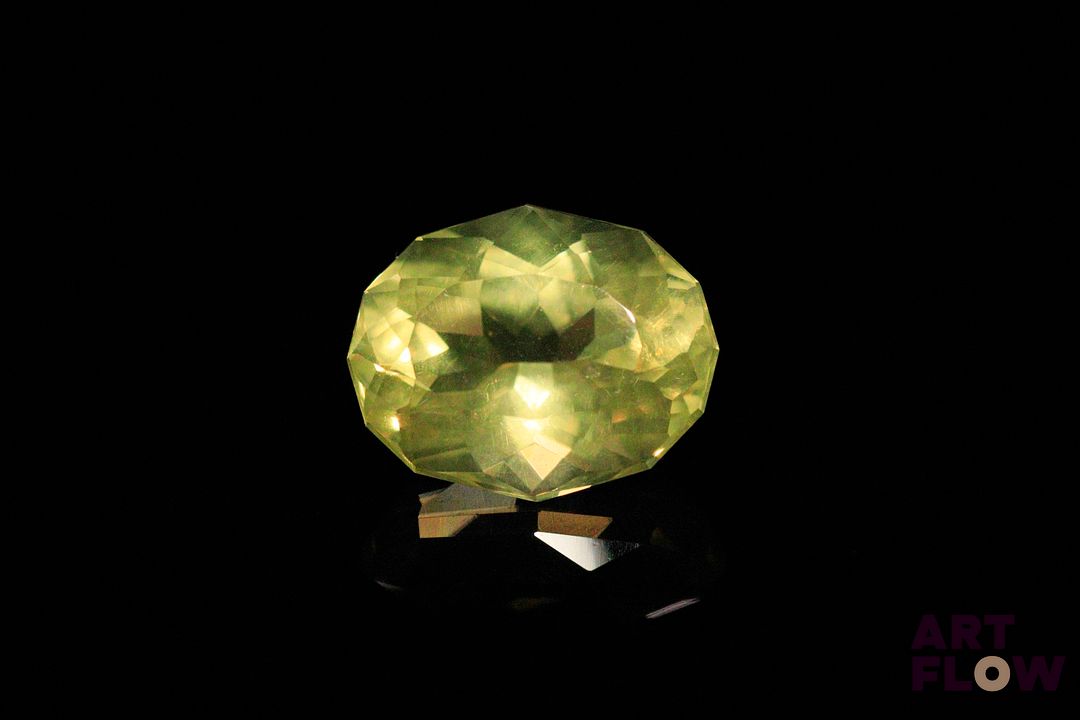 Quartz «Lemon» ovale. 5.60 cts. 13.1mm x 10.5mm