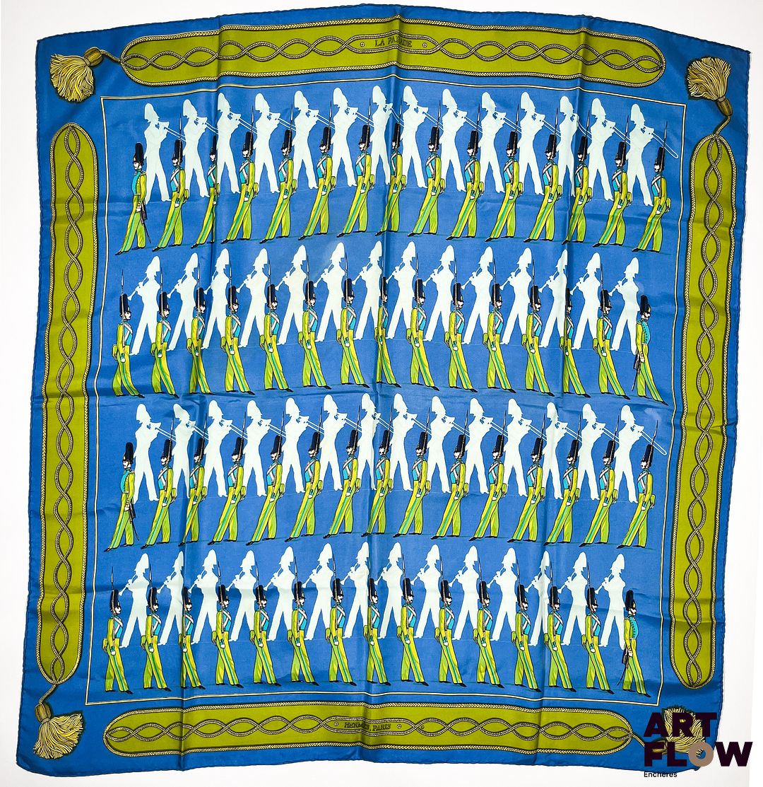 HERMES Modèle "La Parade" Carré en twill de soie dans les tons verts et bleus 90 x 90 cm Très bon état général malgré quelques infimes traces d'usage