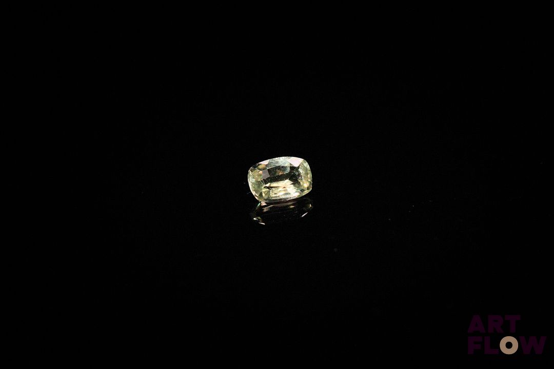 Diaspore coussin. VVS. 0.36 ct. 4.8mm x 3.3mm