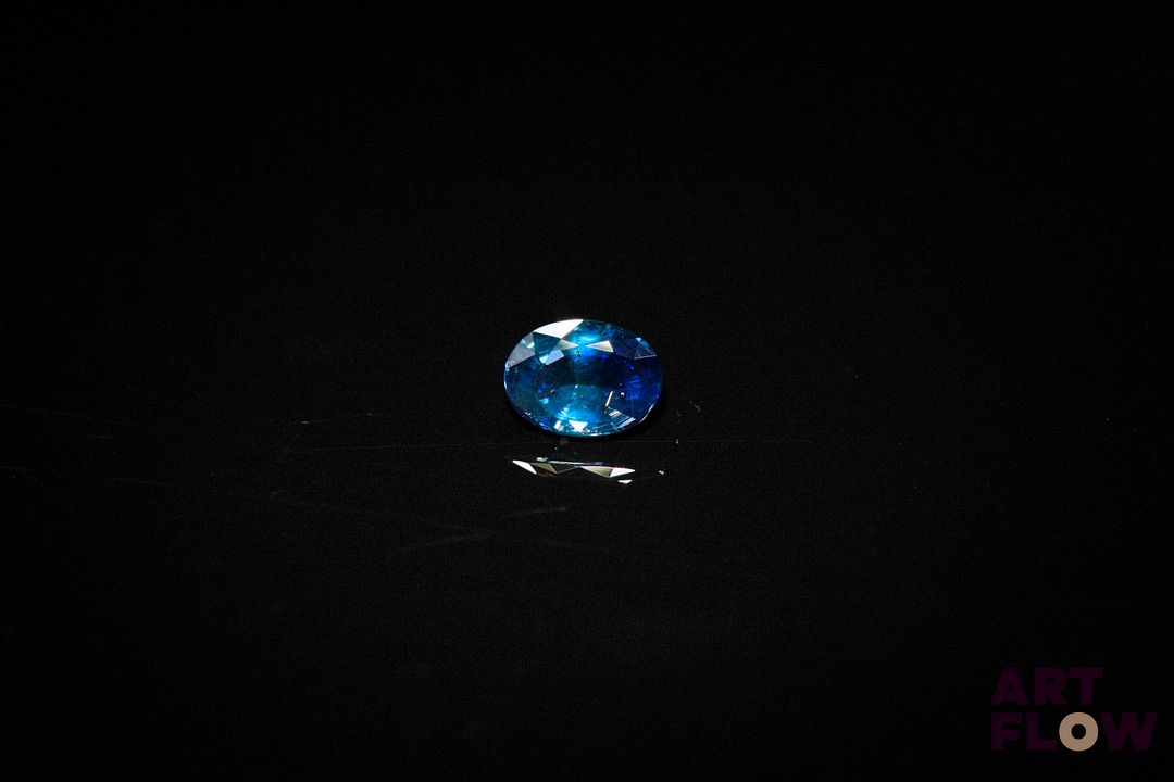 Saphir ovale. Belle couleur. 0.52 ct. 5.4mm x 4.3mm