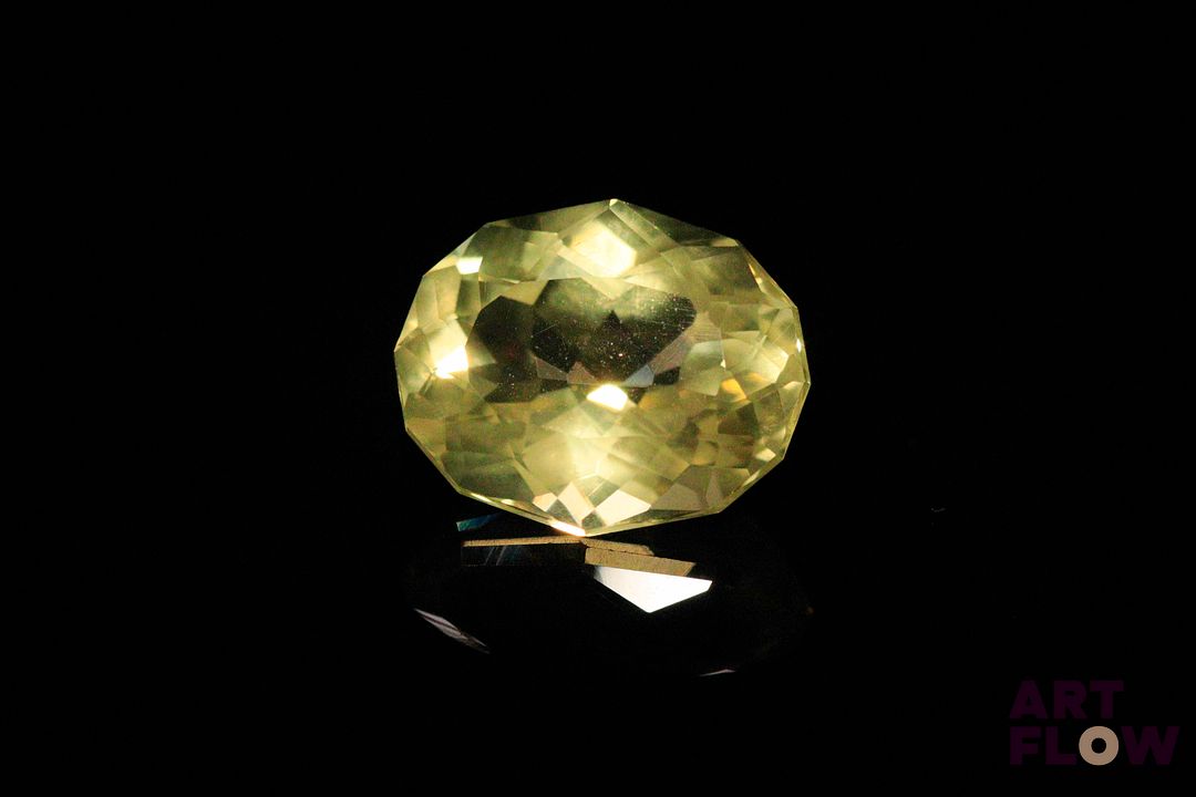 Quartz «Lemon» ovale fantaisie. Jolie couleur. 8.75 cts. 15.5mm x 12.5mm