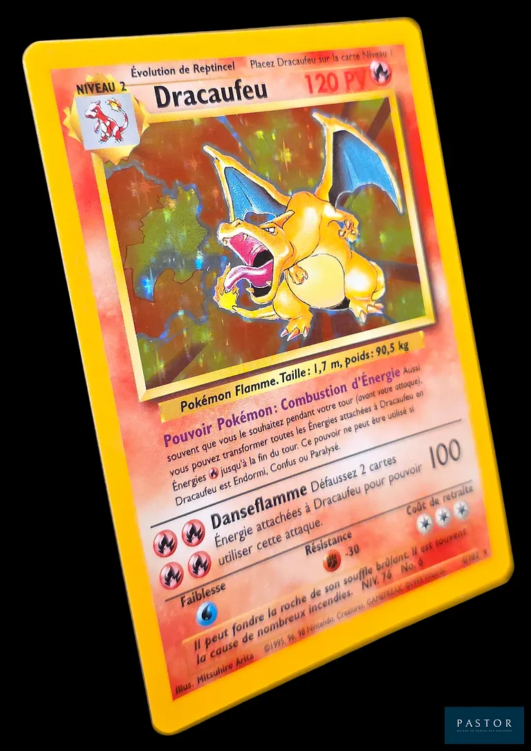Carte Pokémon Dracaufeu 4/102 - Holographique. 
Série du bloc Wizards : Set de Base. 
Carte en état Excellent/Near Mint, en français.
Livrée sous bulles et toploader.