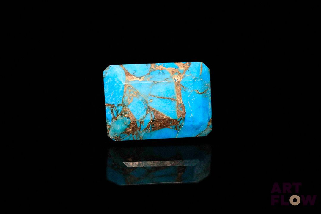Turquoise «copper» rectangulaire à pans coupés. Traitée. 7.60 cts. 14.0mm x 10.0mm