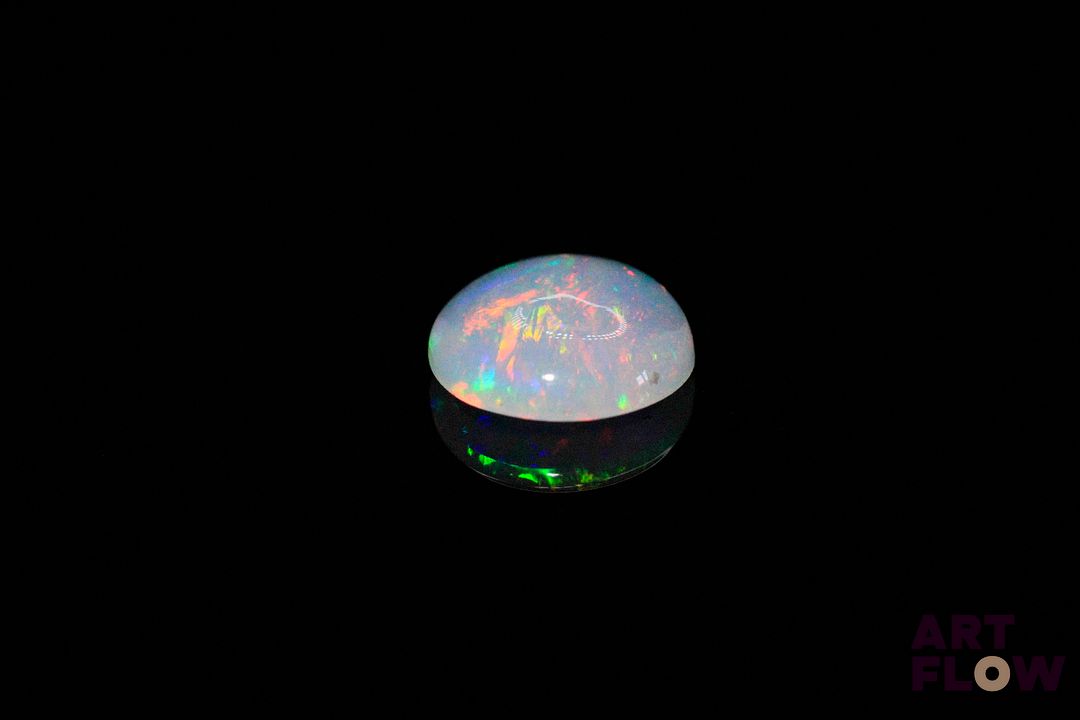 Opale blanche cabochon rond. Beaux éclats de couleur. 1.62 ct. 10.0mm