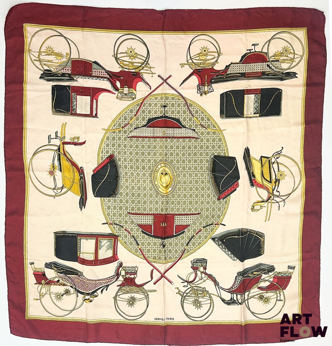 HERMÈS Paris Modèle Les voitures à transformation d'après un dessin de Françoise De la Perrière Carré en twill de soie à bordures bordeaux Signé Dimensions : 90 x 90 cm Petites tâches