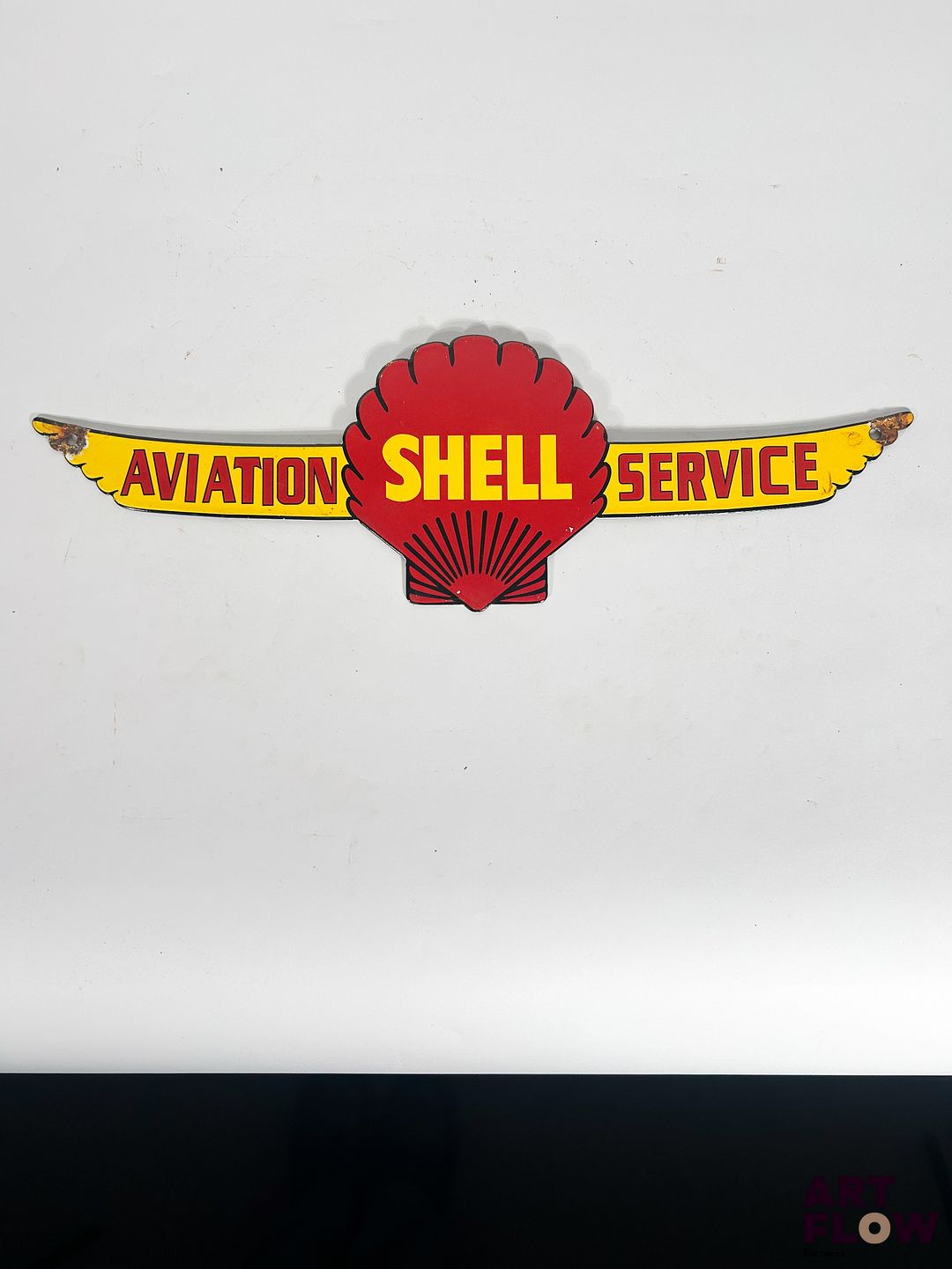 Plaque émaillée Shell Aviation Service Dimensions : 15 x 47 cm Petits éclats et traces de rouille Reproduction moderne