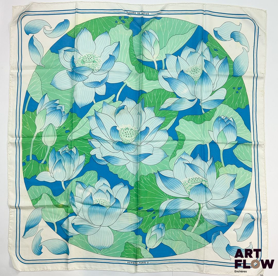 HERMÈS Modèle "Fleurs de Lotus " d'après un dessin de Christiane VAUXELLES Carré en twill de soie dans les tons bleus, blancs et verts 90 x 90 cm Usures conformes à l'age de la pièce (décolorations, taches..)