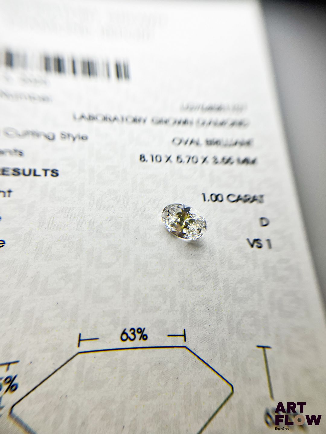 Diamant de synthèse de 1 carats de forme ovale, avec certificat précisant : D, VS1