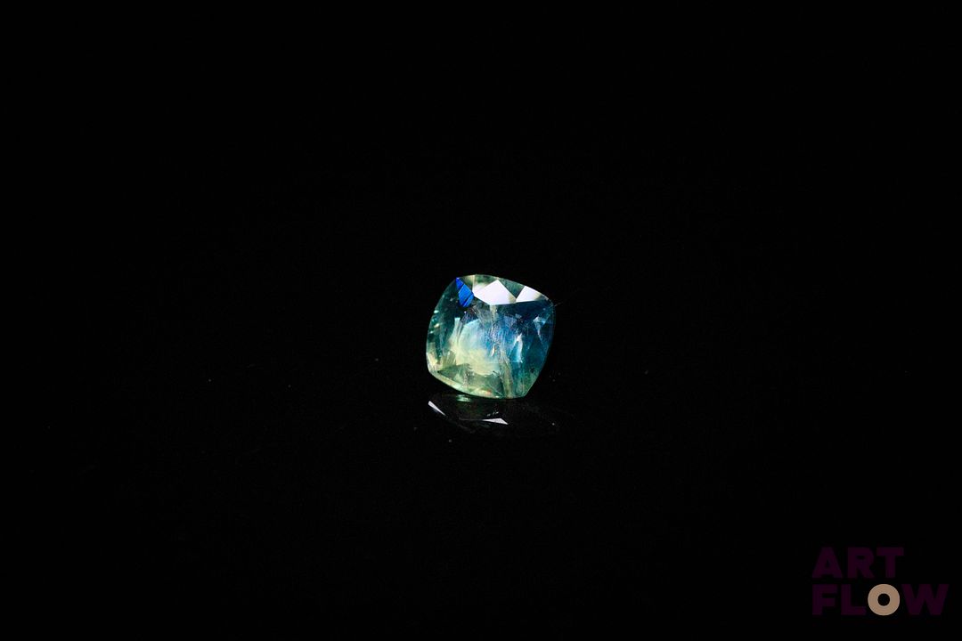 Saphir bicolore coussin. Jolie couleur. 0.59 ct. 4.5mm x 4.5mm