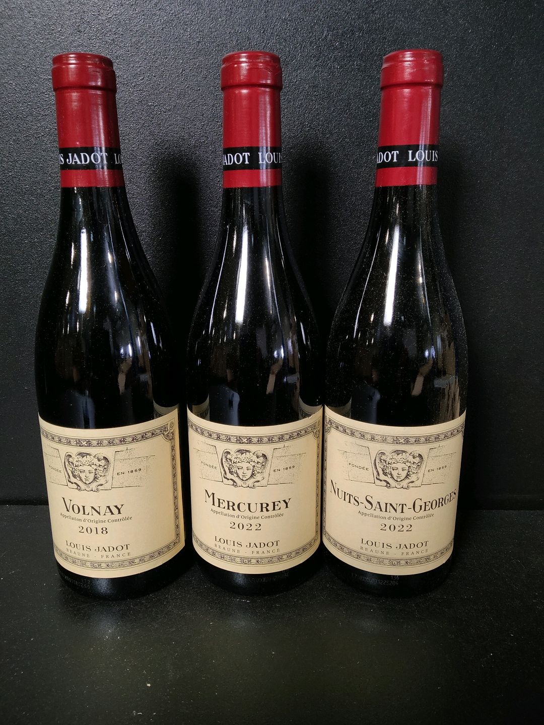 3 Bouteilles de Louis Jadot dont : Volanay 2018, Mercurey 2022, Nuits-Saint-Georges 2022