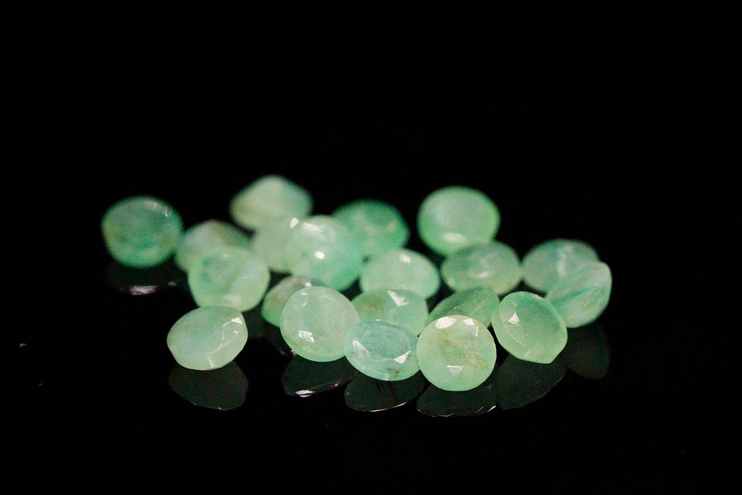 Vingt émeraudes rondes. 6.02 cts. Diam. moy.: 4.3mm