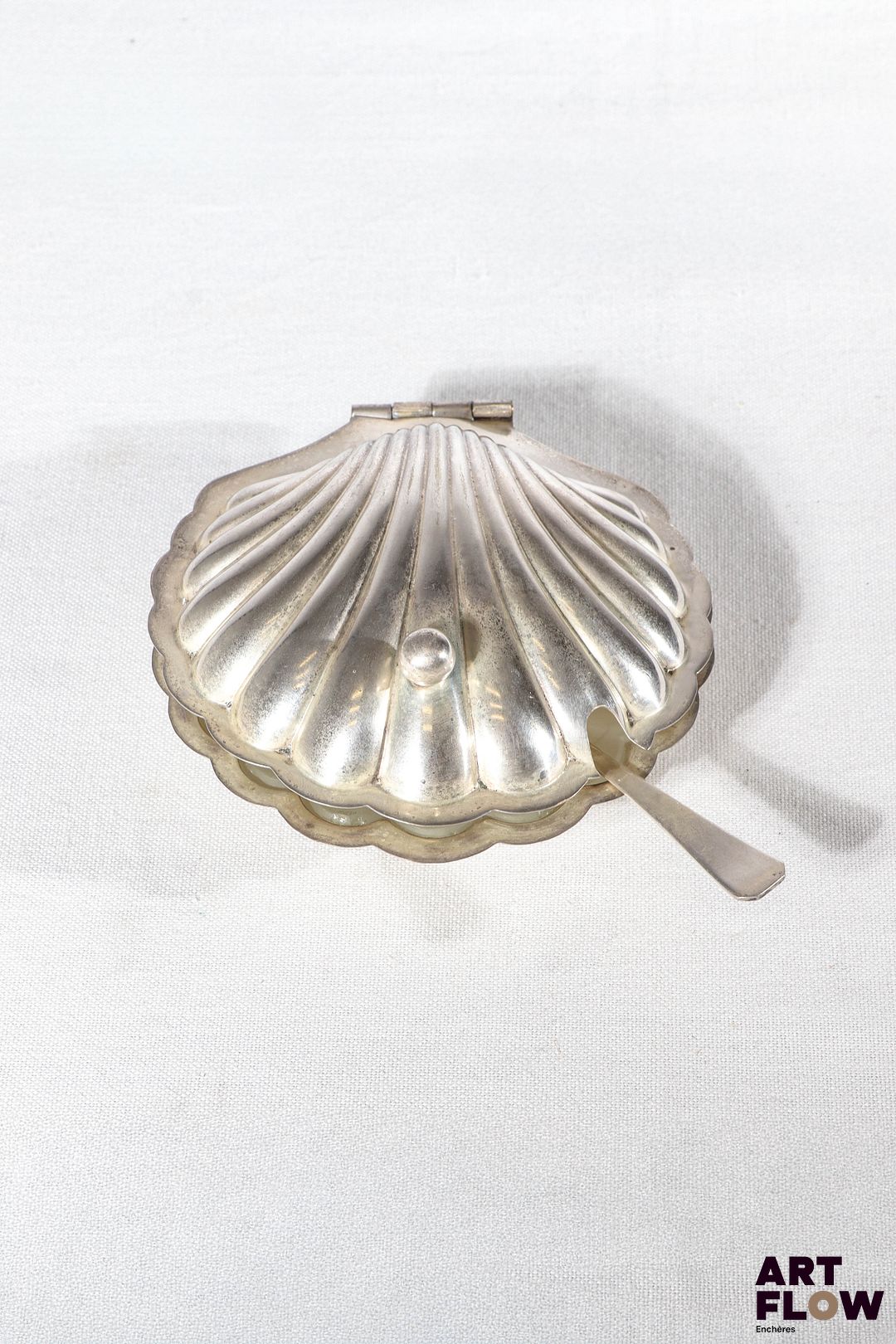 Beurrier en forme de coquille Saint-Jacques en métal argenté et verre. Avec son couteau.