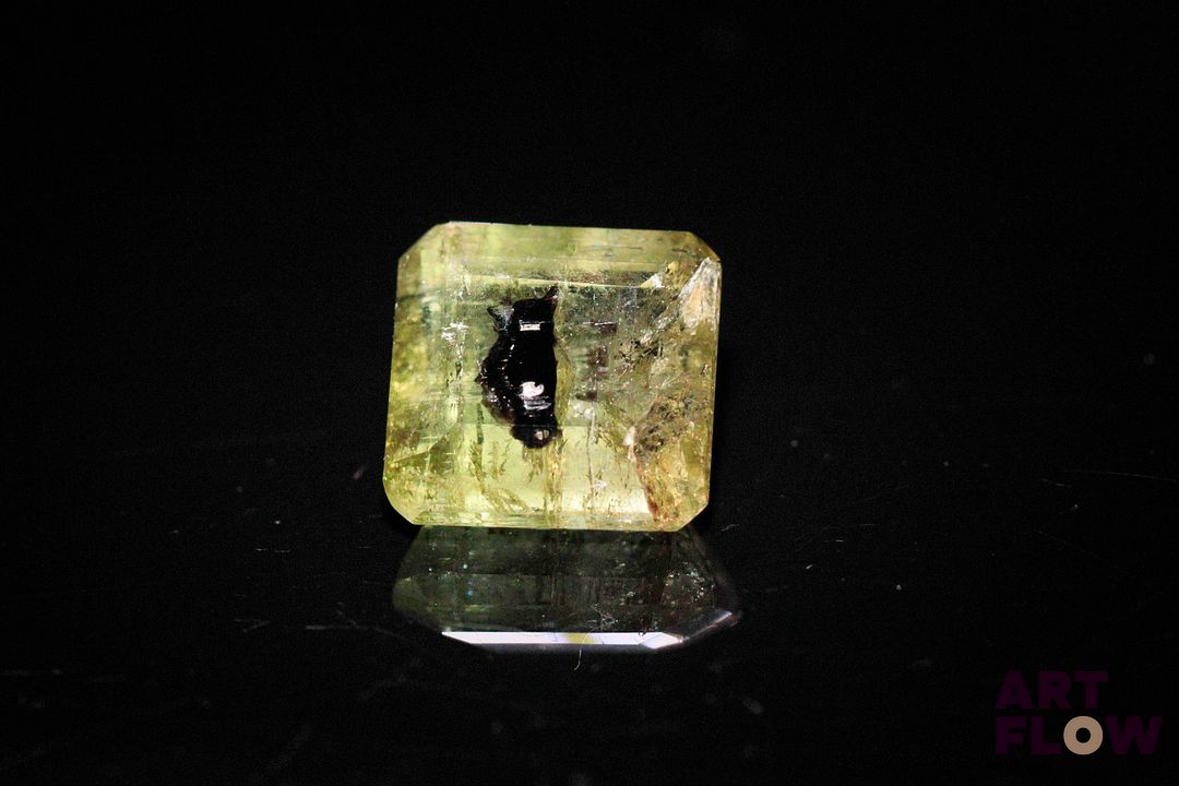 Tourmaline verte rectangulaire à pans coupés. Inclusions, givres. 6.55 cts. 10.7mm x 10.3mm