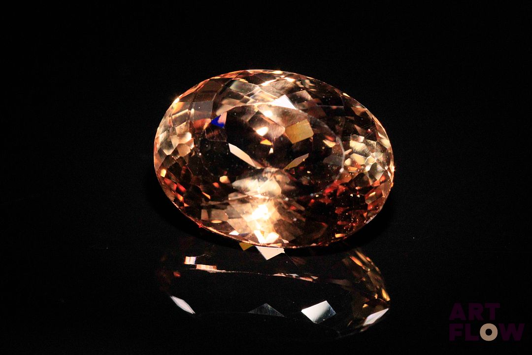 Importante topaze impériale ovale. Très belle couleur. 21.81 cts. 18.5mm x 13.0mm
