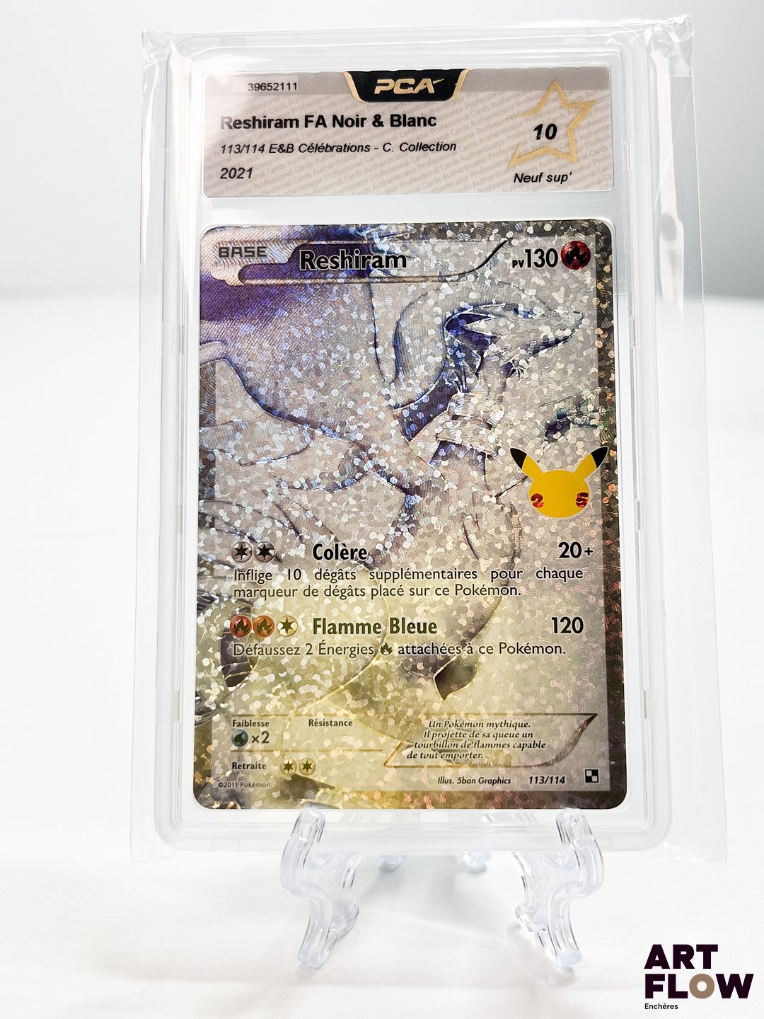Carte Pokémon gradée Reshiram Full Art 113/114 – Full Art – PCA 10. Série du bloc Épée & Bouclier : Célébrations – Classique Collection (2021). Carte en état Mint (PCA 10), en français.
