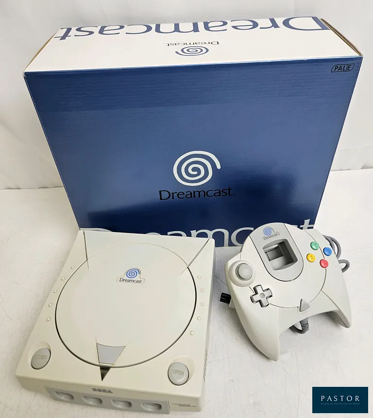 SEGA - DREAMCAST. Console Dreamcast en boite complète avec manette, péritel et alimentation. Model HKT-3030.On y joint une Visual Memory en boite et un adapteur HDMI. TBE. Sortie : 1999. Dernière console de salon créée par Sega - Test d'allumage effectué avec succès