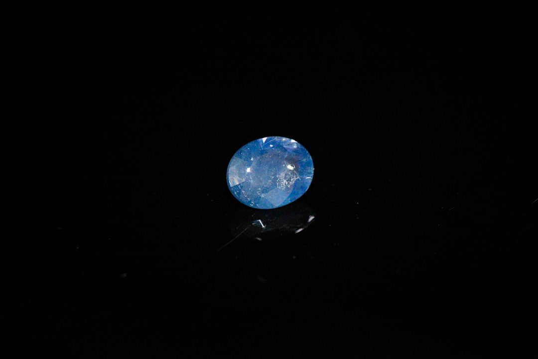 Saphir ovale. Probablement Ceylan, inclusions. 0.81 ct. 6.0mm x 5.0mm