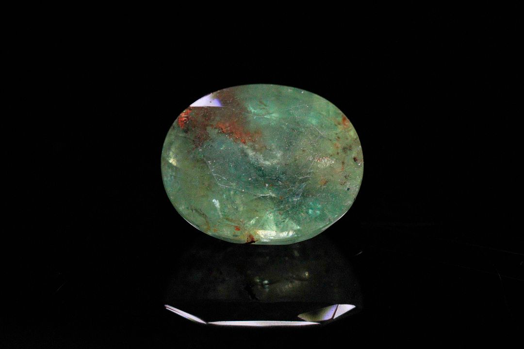 Béryl ovale. Inclusions, givres. 8.32 cts. 13.7mm x 11.2mm
